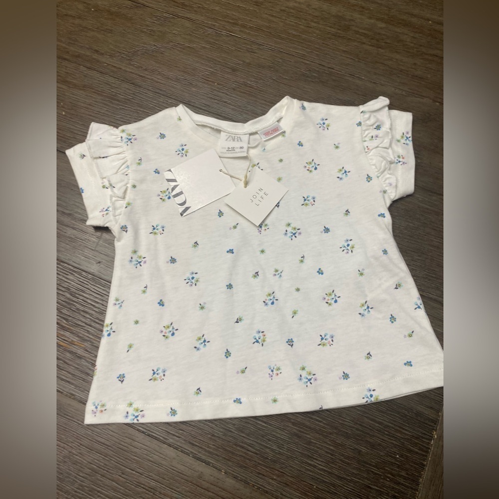 Zara 9-12 month Shirt Sleeve Crew Neck T-Shirt with flower print 
NWT